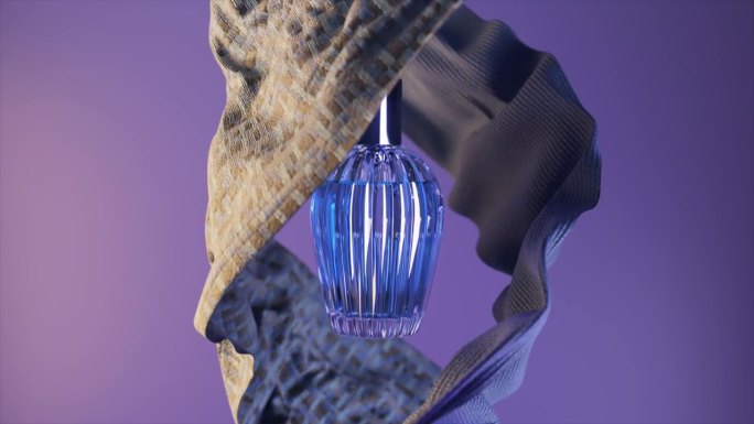广告的概念。优雅的香水瓶上孤立的紫色背景。织物在瓶子的两侧飘动