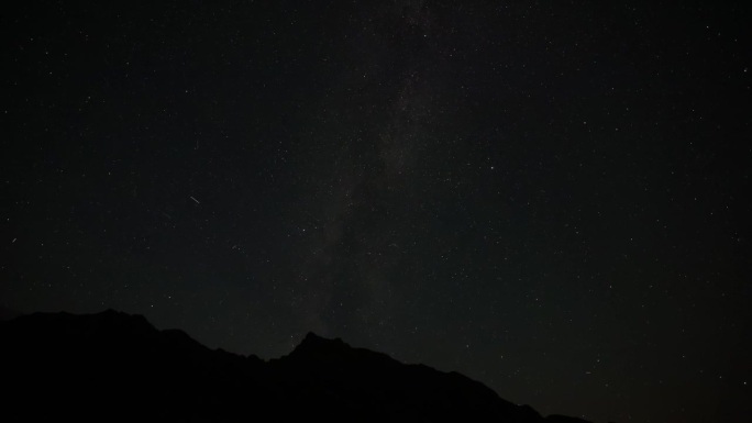 星星，火星和银河在一个山湖夜间拍摄。