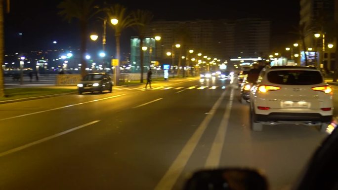 摩洛哥丹吉尔——2023年5月5日;摩洛哥丹吉尔市中心滨海大道的全景夜景