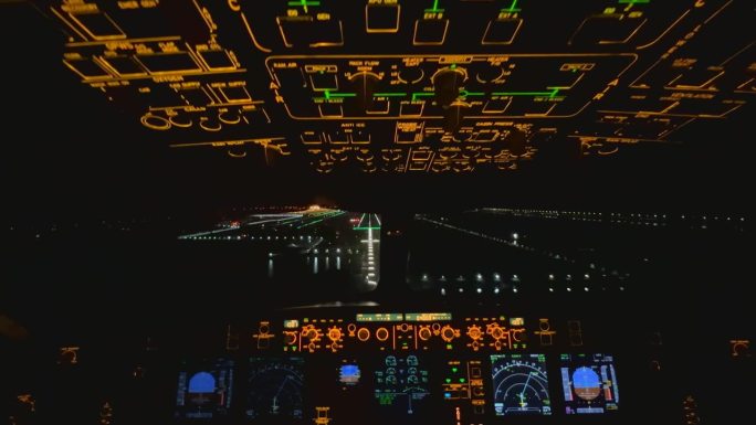 飞机在夜间降落驾驶舱的水平镜头
