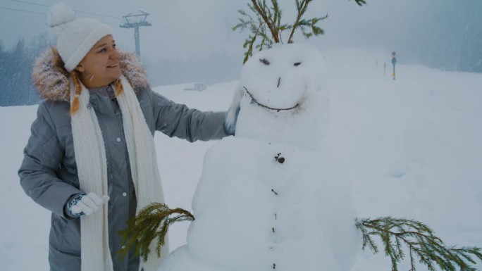 女人堆雪人玩得开心