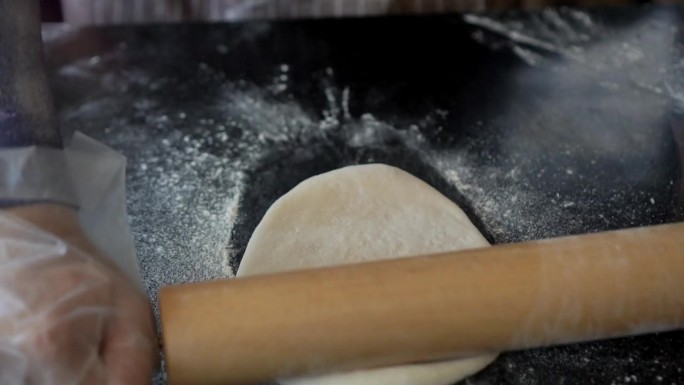 厨师用木头手擀新鲜披萨粉意大利自制披萨