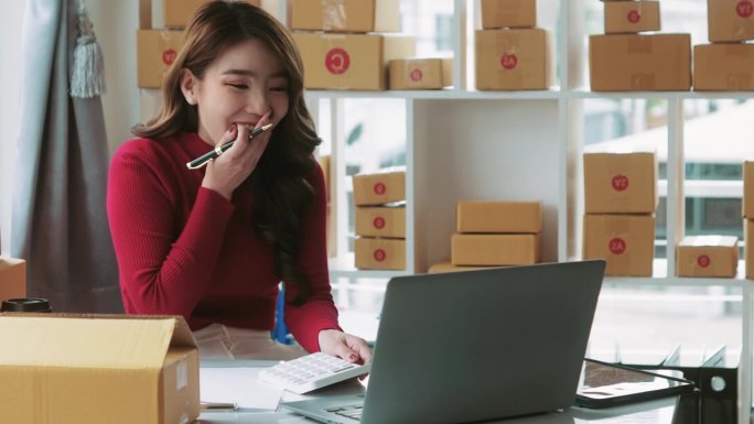 创业的中小企业主，两个亚洲女人检查网上订单销售产品的工作与盒子自由职业者在家里的办公室，中小企业网上