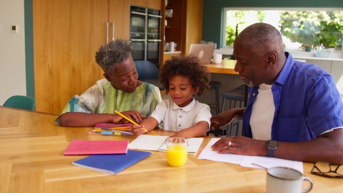 多代同堂的家庭，祖父母在家帮助孙子做功课