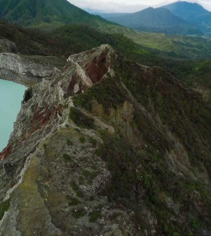 垂直视频。山石岭火山口池湖雾岩山谷