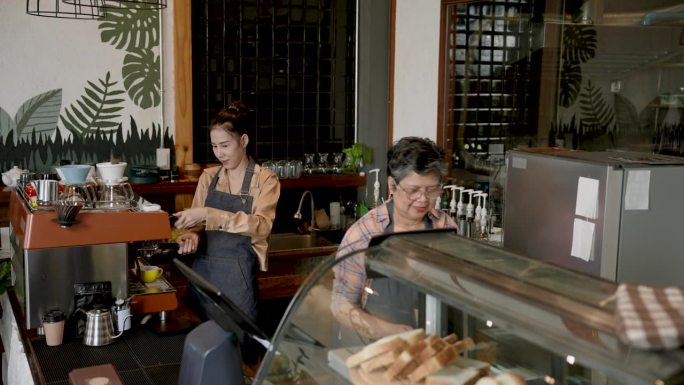 经验丰富的亚裔母亲在女儿咖啡馆当服务员，老板女儿是咖啡师，为来咖啡馆的顾客煮咖啡，母亲走出县城上菜，