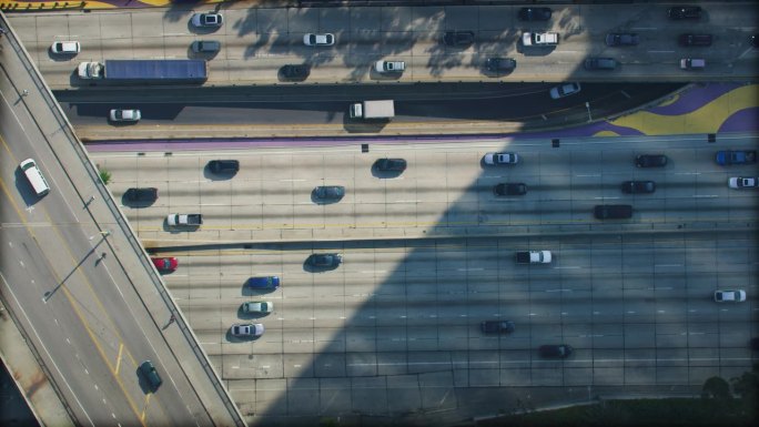 公路交叉口鸟瞰图。过往的车辆。多车道高速公路上挤满了车辆。高视角。用红色武器8K拍摄。