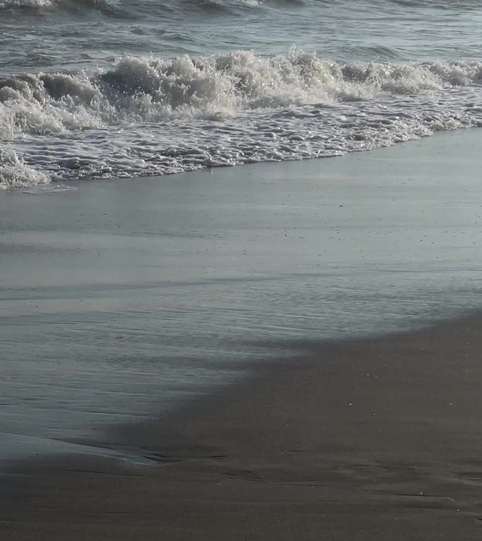 海浪拍打海岸线