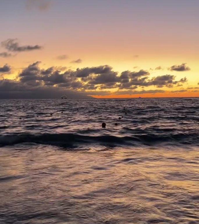 夕阳下的海滩黄蓝相间，宁静祥和