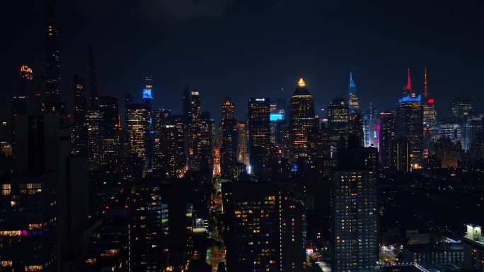 俯瞰令人叹为观止的大都市夜景。灯火辉煌的纽约。