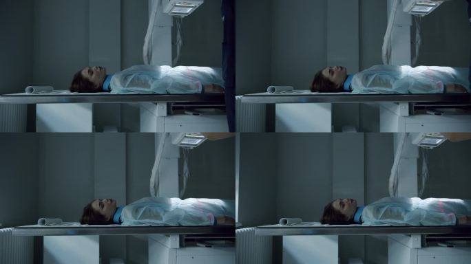 女病人在X光机上。现代化的x光室，x光机。