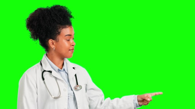 指指点点，医生和困惑的女人在绿屏上寻求报价，升职和药品。医疗保健，医疗和耸耸肩与女性和模型在工作室背