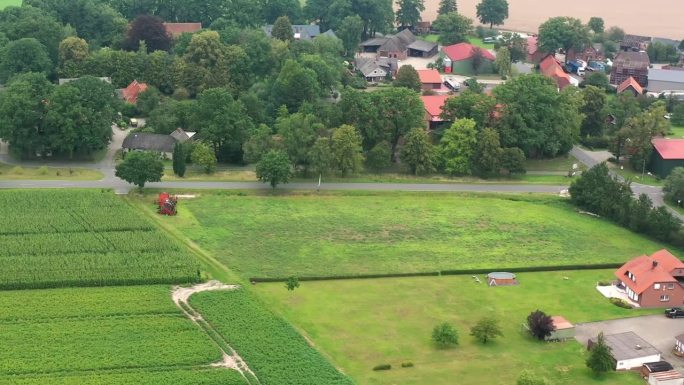鸟瞰德国北部一个村庄边缘的草地和农田