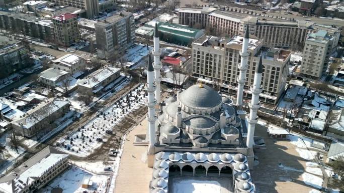 伊玛目萨拉赫西比什凯克中央清真寺，无人机放大显示的镜头
