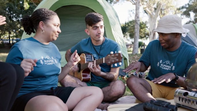 弹吉他，跳舞，和一群志愿者一起露营，围成一圈，增进感情。音乐，微笑和自由，与年轻的社区朋友在大自然的