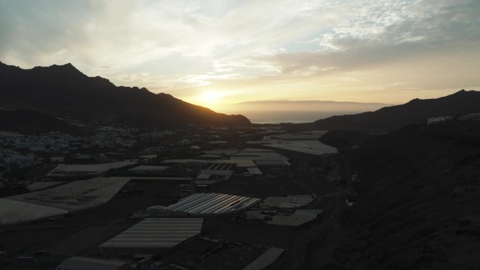 日落时分在La Aldea镇的鸟瞰图，背景是泰德火山。在大加那利岛。