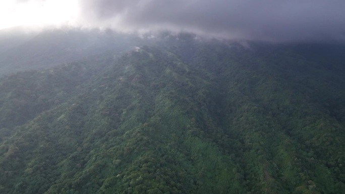 鸟瞰印尼火山岛上空漂浮的云