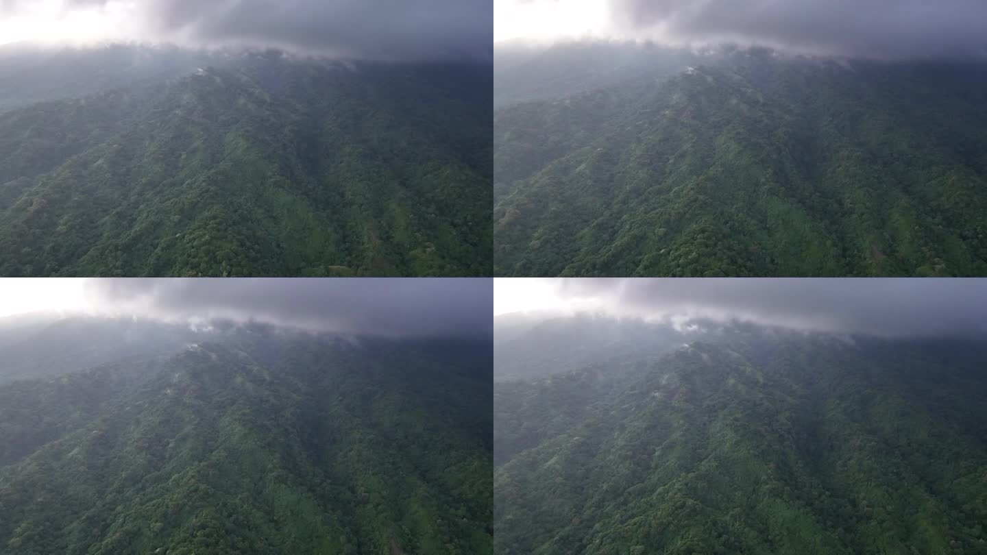 鸟瞰印尼火山岛上空漂浮的云