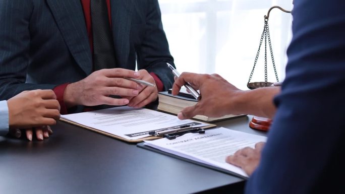 律师或律师在诽谤案件中为客户提供建议，他们正在收集证据，对当事人提出损害赔偿指控。诽谤案件辅导的概念