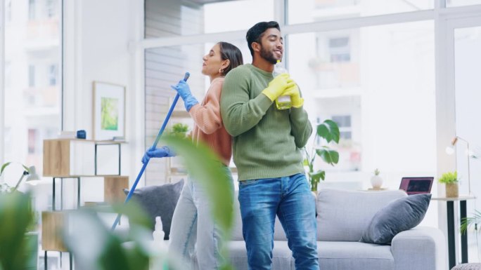 跳舞、唱歌和一对夫妇一起打扫他们家的客厅，同时做家务。春天大扫除的时候，和一个男清洁工或女清洁工一起