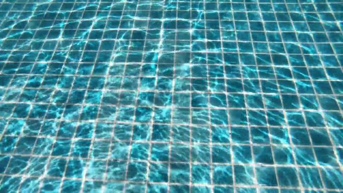 潜入水中的蓝色游泳池，美丽的泳池纹理背景