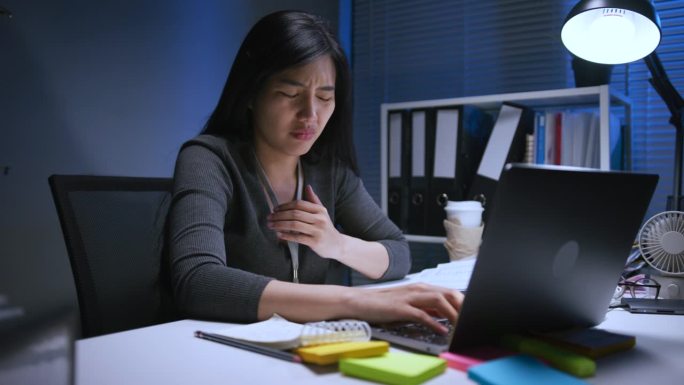 亚洲女性在工作场所感到胸痛，有心脏病发作的风险