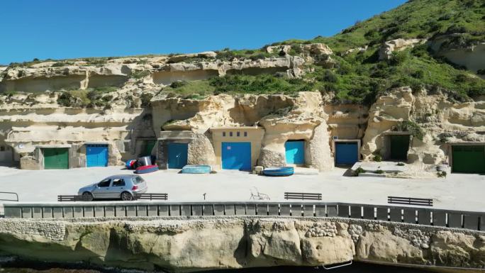 古色古香的渔港和海滩俯瞰地中海在达赫莱特科尔罗特湾，戈佐岛，马耳他