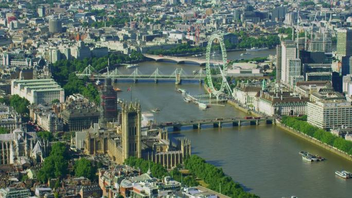 伦敦著名地标鸟瞰图。几艘船在泰晤士河上航行。车辆经过伦敦著名的桥梁。英格兰。联合王国。用红色武器8K