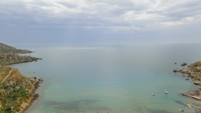 航拍的地中海，多云的天空。马耳他岛