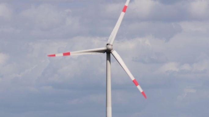 强风中的单个风力涡轮机4k 30fps视频