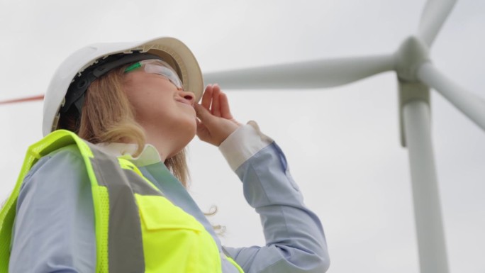 这位女科学家专注于优化风力涡轮机，使其成为高效的能源。能源领域的风能革命:一位工程师正在研究建立一个