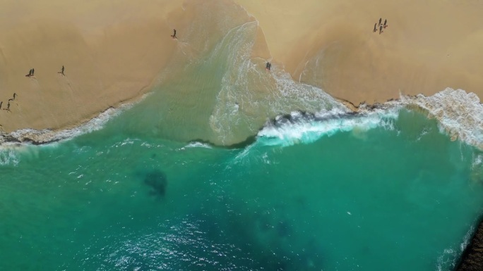 空中放大的海滩和海浪与白色的沙滩和蓝色的大海