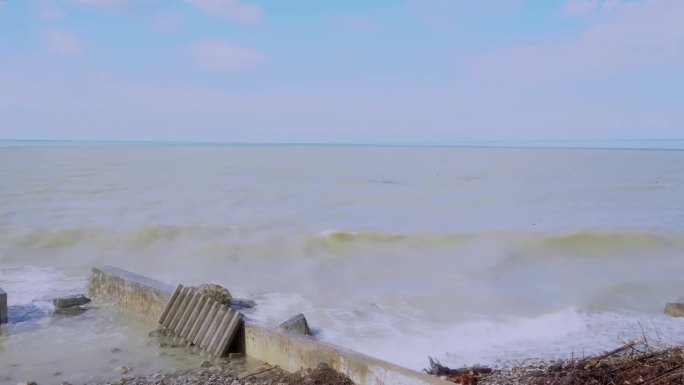 小风暴，大海搅动着黑海