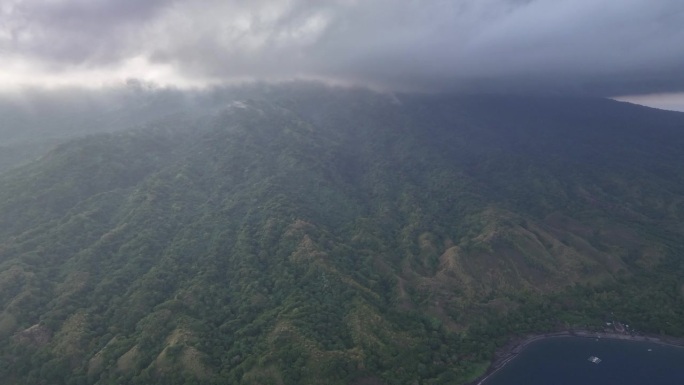 鸟瞰印尼火山岛上空漂浮的云