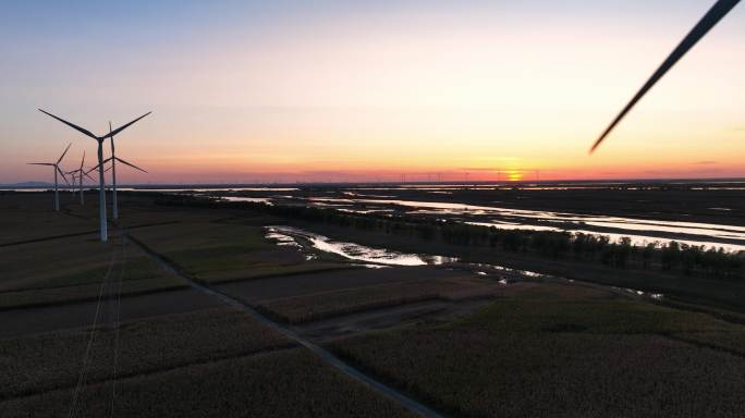 夕阳下风能风力发电厂风电场风车航拍