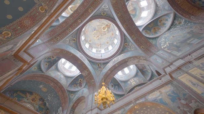 教堂美丽的圆顶穹顶。行动。教堂圆顶天花板的美丽画作。阿布哈兹著名的历史修道院，有美丽的画作