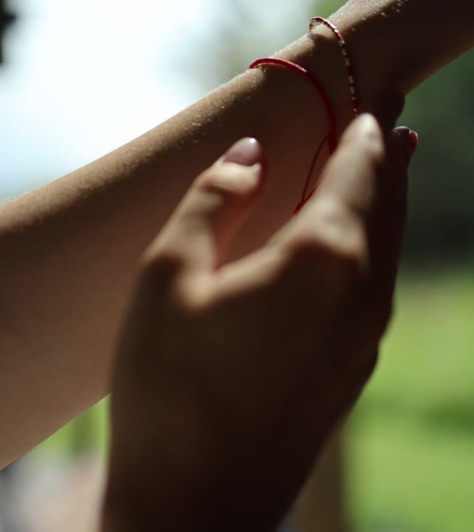 戴在女人手腕上的一种用红线做成的手镯，象征着莫尔斯电码的文本。胸饰女人手上的胸饰垂直视频