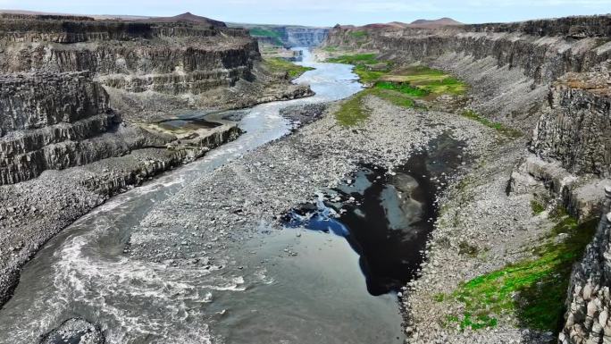 鸟瞰冰岛的河流峡谷。巨大的地质现象。夏季高原土壤侵蚀。受欢迎的目的地。