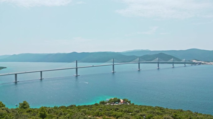 克罗地亚佩列沙茨桥连接岛屿和大陆，鸟瞰图
