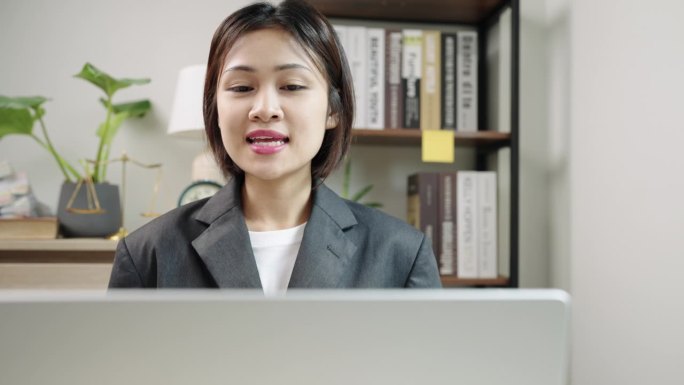 年轻的亚洲女学生在远程在线课堂上使用笔记本电脑进行视频会议，使用笔记本电脑学习