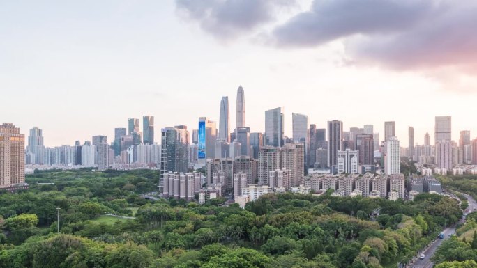 图为深圳福田区现代城市高层建筑天际线从黄昏到夜晚的时间间隔