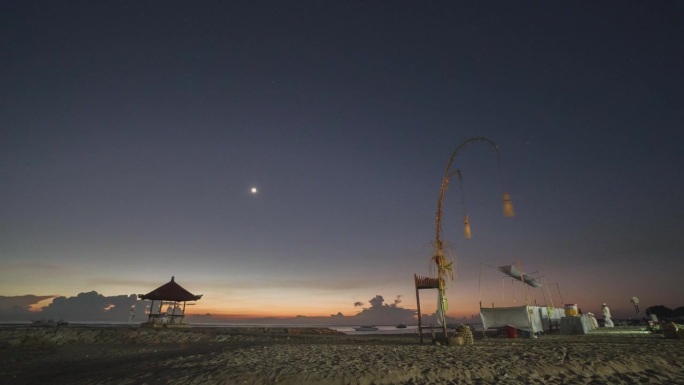 在Melasti日出之前的Sanur海滩