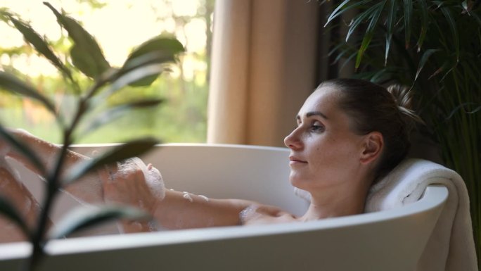 放松的女人享受健康水疗浴。身体护理，美容护理