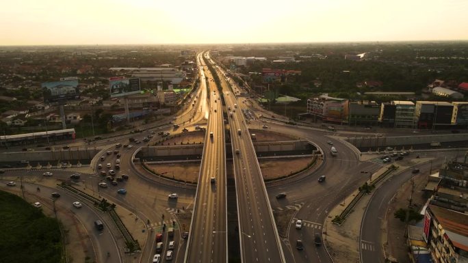 城市中的高速公路交界处，鸟瞰图，高角度视图，日落时曼谷的圆圈