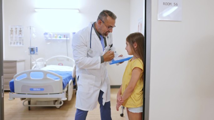 医生在身高表上测量了一个9岁女孩的身高