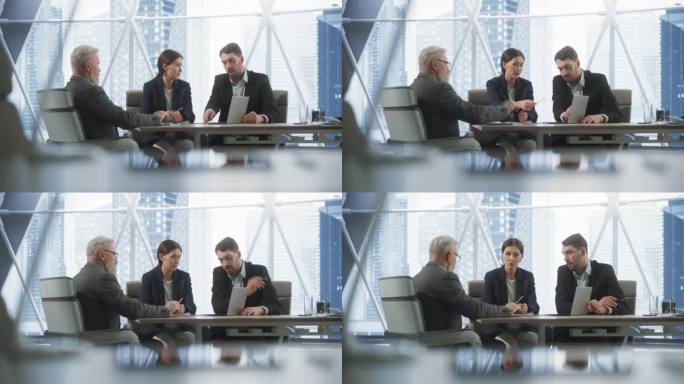 公司办公会议室:三位不同的男女商人交谈，讨论投资机会，使用笔记本电脑。从事科技创业的白人企业家。