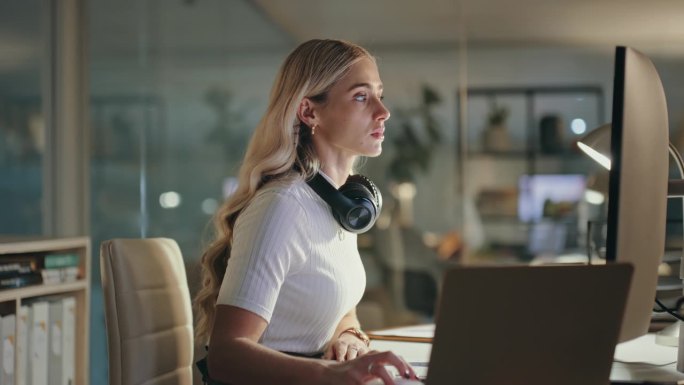 电脑，视频编辑和女性在创意创业公司的办公室晚上工作的最后期限。笔记本电脑，专注和专业平面设计师在线，