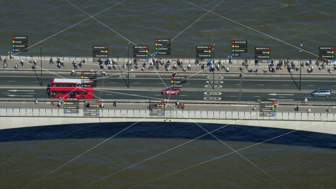 在伦敦桥上行走的上班族鸟瞰图。面部识别界面显示性别，身份证，种族和服装类型。监测的概念。人工智能。深