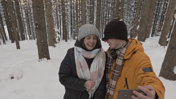 有问题。在白雪覆盖的树林中，一男一女敞开心扉，肯定了他们对彼此的感情。一对相爱的情侣享受着冬天森林的