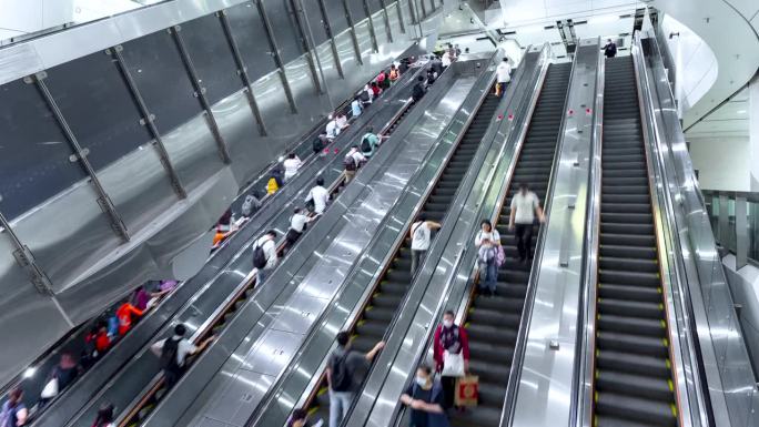 多车道自动扶梯，人流密集的地铁。